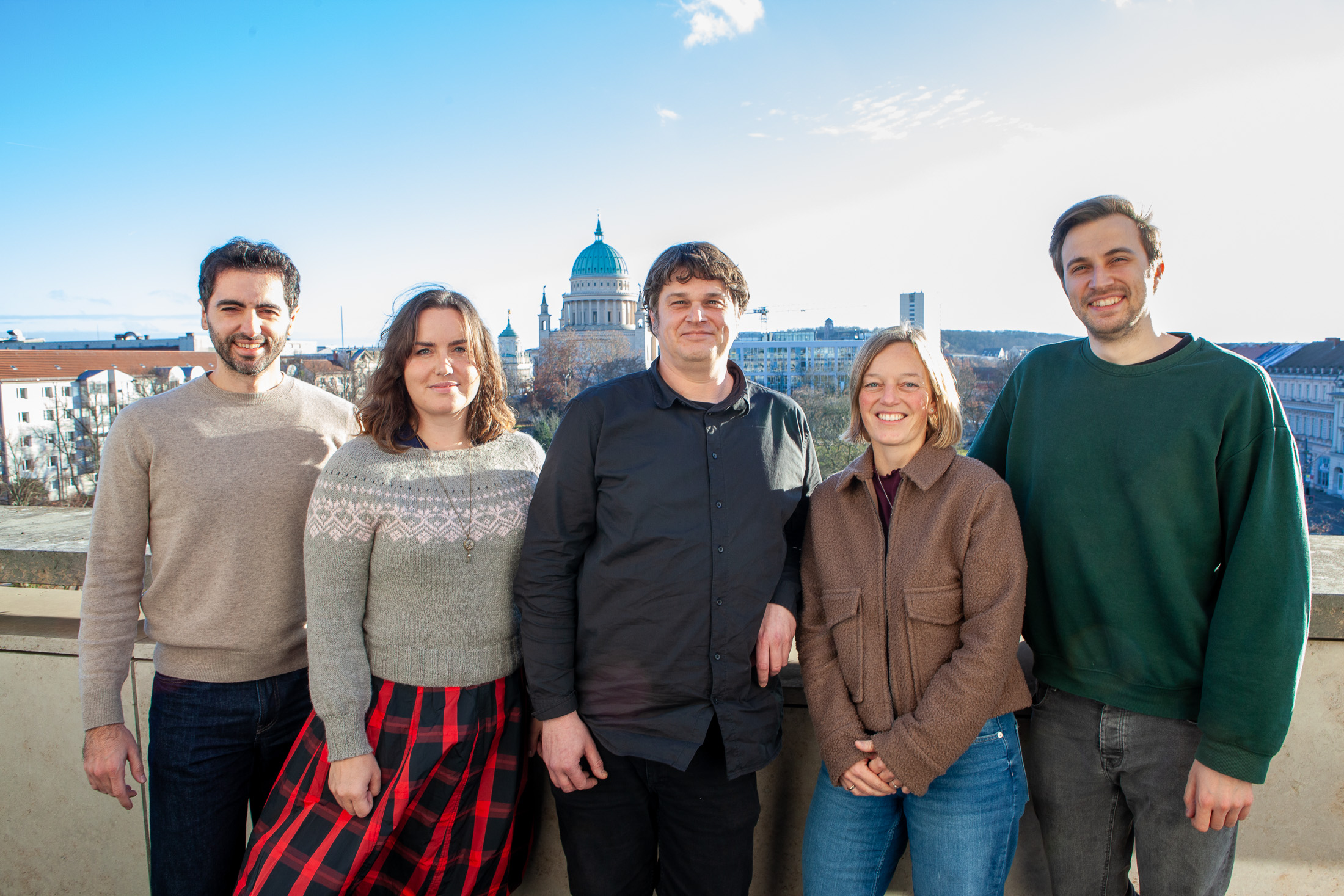 Das Team der Windgutachter und Meteorologen von 4-cast in professioneller Business-Casual-Kleidung.